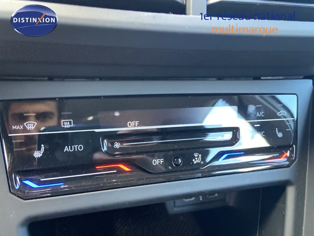 Panneau de commande de la climatisation automatique avec réglages tactiles dans une Volkswagen Polo 2023 reflet d'argent.