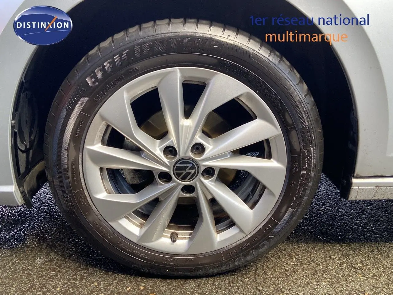 Gros plan sur la roue avant gauche argentée d'une Volkswagen Polo 2023 couleur Reflet d'Argent Métal.
