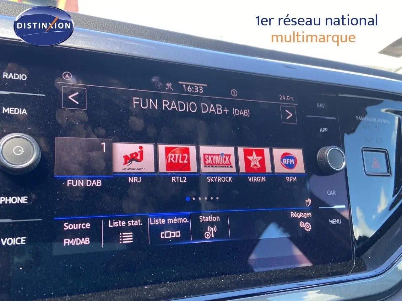 Vue rapprochée de l'écran tactile multimédia de la Volkswagen Polo Style 2023 en reflet d'argent métal.