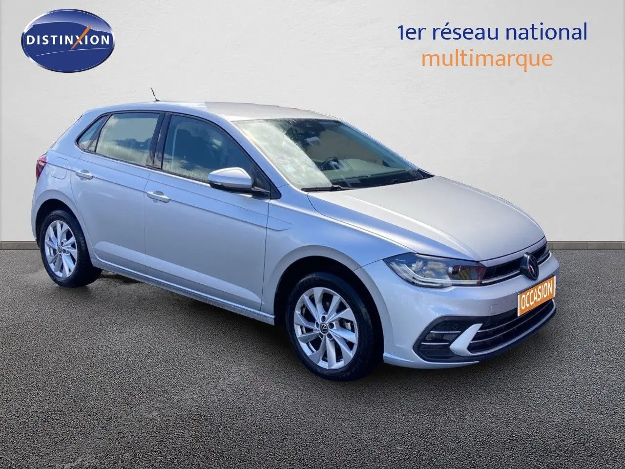 Volkswagen Polo 1.0 TSI 95CH Style en reflet d'argent métal vue 3/4 avant côté gauche sur sol gris.