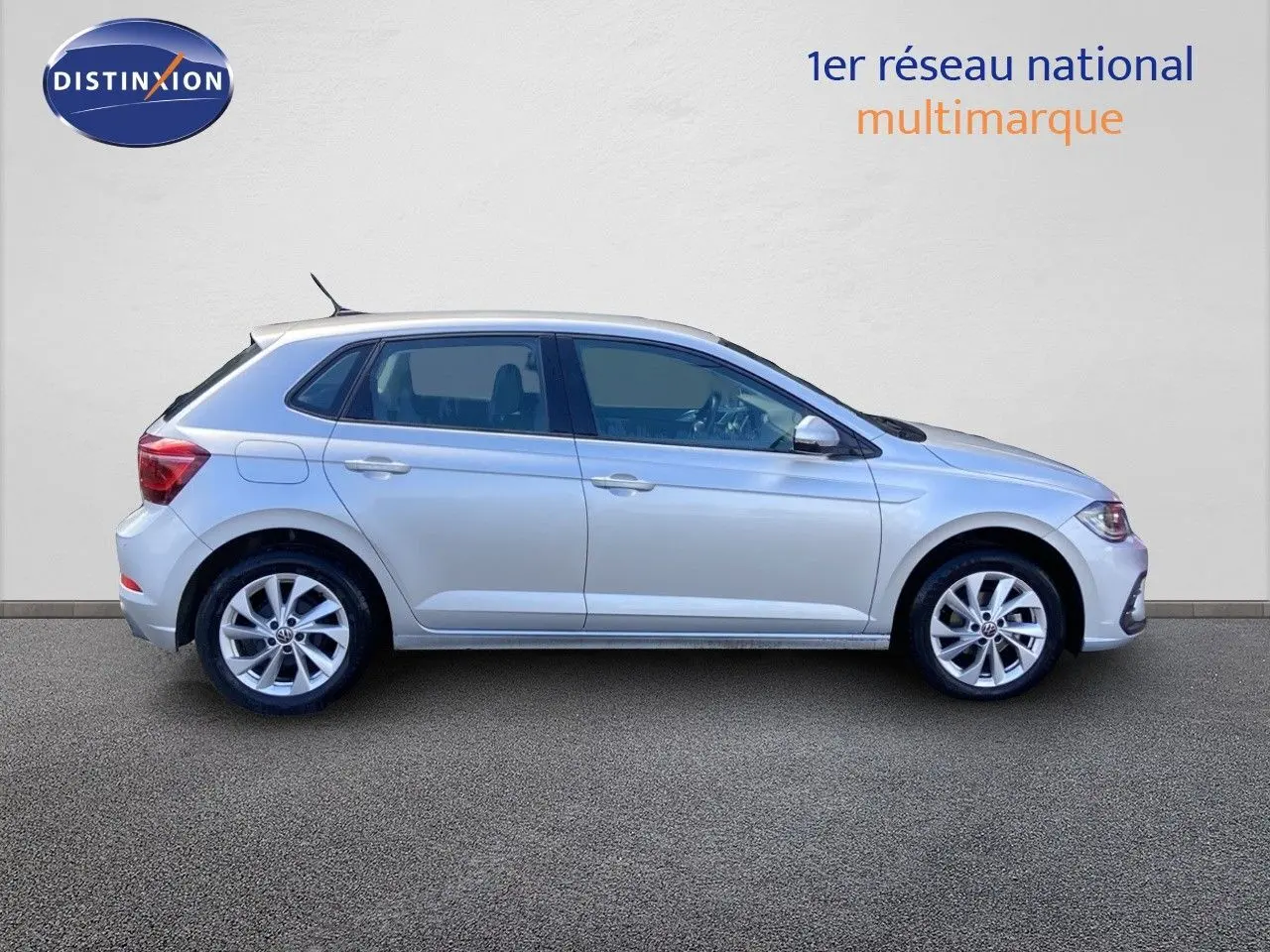 Profil côté gauche d'une Volkswagen Polo 1.0 TSI 95CH STYLE 2023 en reflet d'argent métal sur fond neutre.