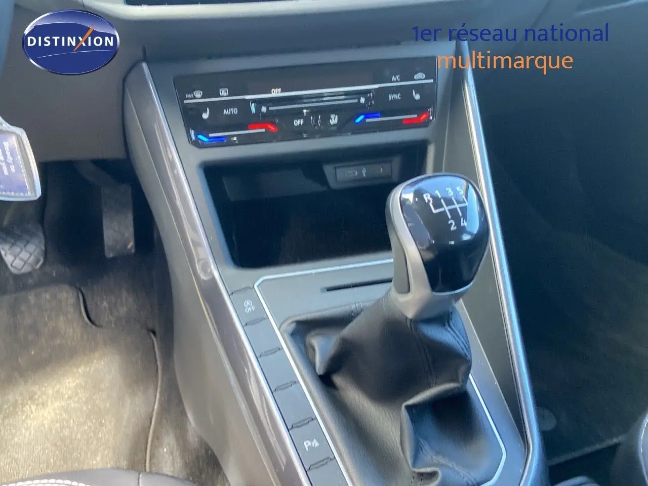 Le levier de vitesses manuel noir de la Volkswagen Polo 1.0 TSI 95CH STYLE 2023 avec commandes climatisation en vue rapprochée.