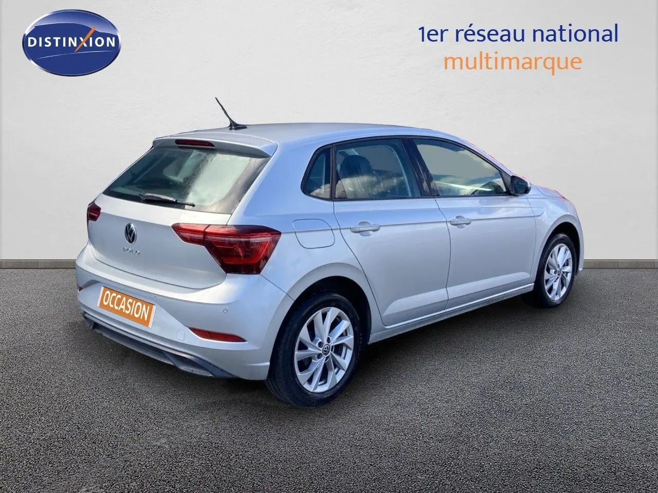 Vue 3/4 arrière droite d'une Volkswagen Polo 1.0 TSI 95CH Style argent métallisé avec jantes alliage et cinq portes.