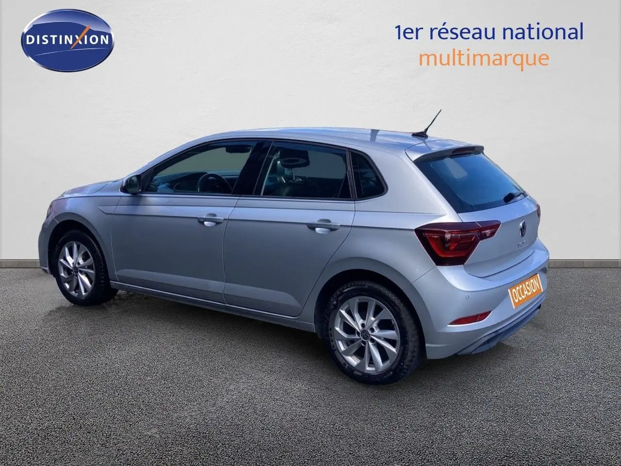 Volkswagen Polo 1.0 TSI 2023 en reflet d'argent métal vue 3/4 arrière côté gauche sur sol gris.