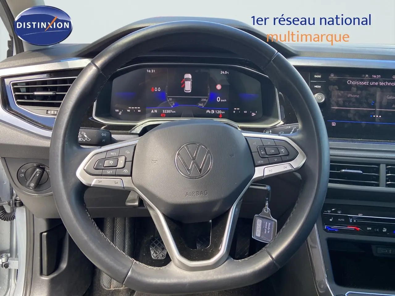 Vue centrée sur le volant et le tableau de bord numérique d'une Volkswagen Polo 2023 couleur reflet d'argent.