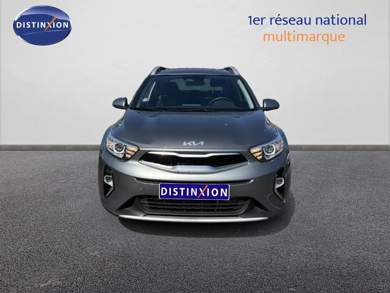 KIA STONIC gris météore vue de face, mettant en valeur sa calandre et ses phares modernes.