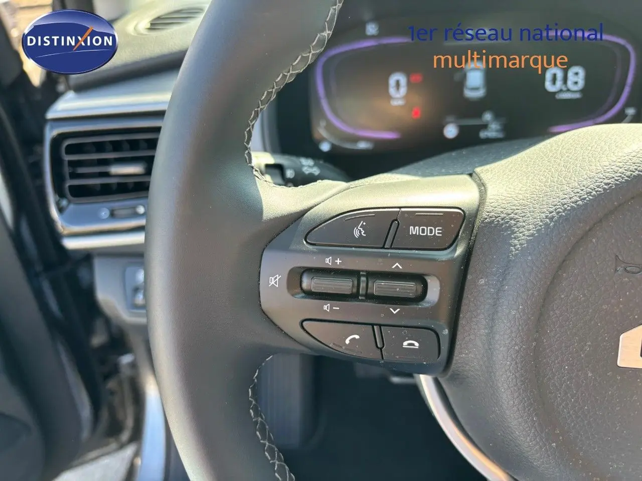 Gros plan sur le volant du Kia Stonic 2024 gris météore, montrant les commandes audio et téléphone côté gauche.