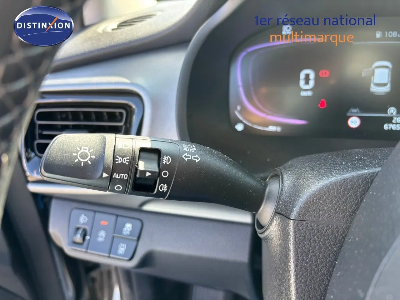 Gros plan sur la commande des phares et clignotants du tableau de bord du KIA STONIC gris météore 2024.