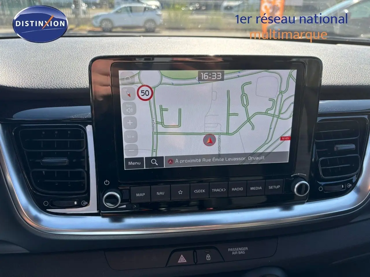 Écran tactile central du tableau de bord du Kia Stonic gris météore 2024 affichant la navigation GPS.