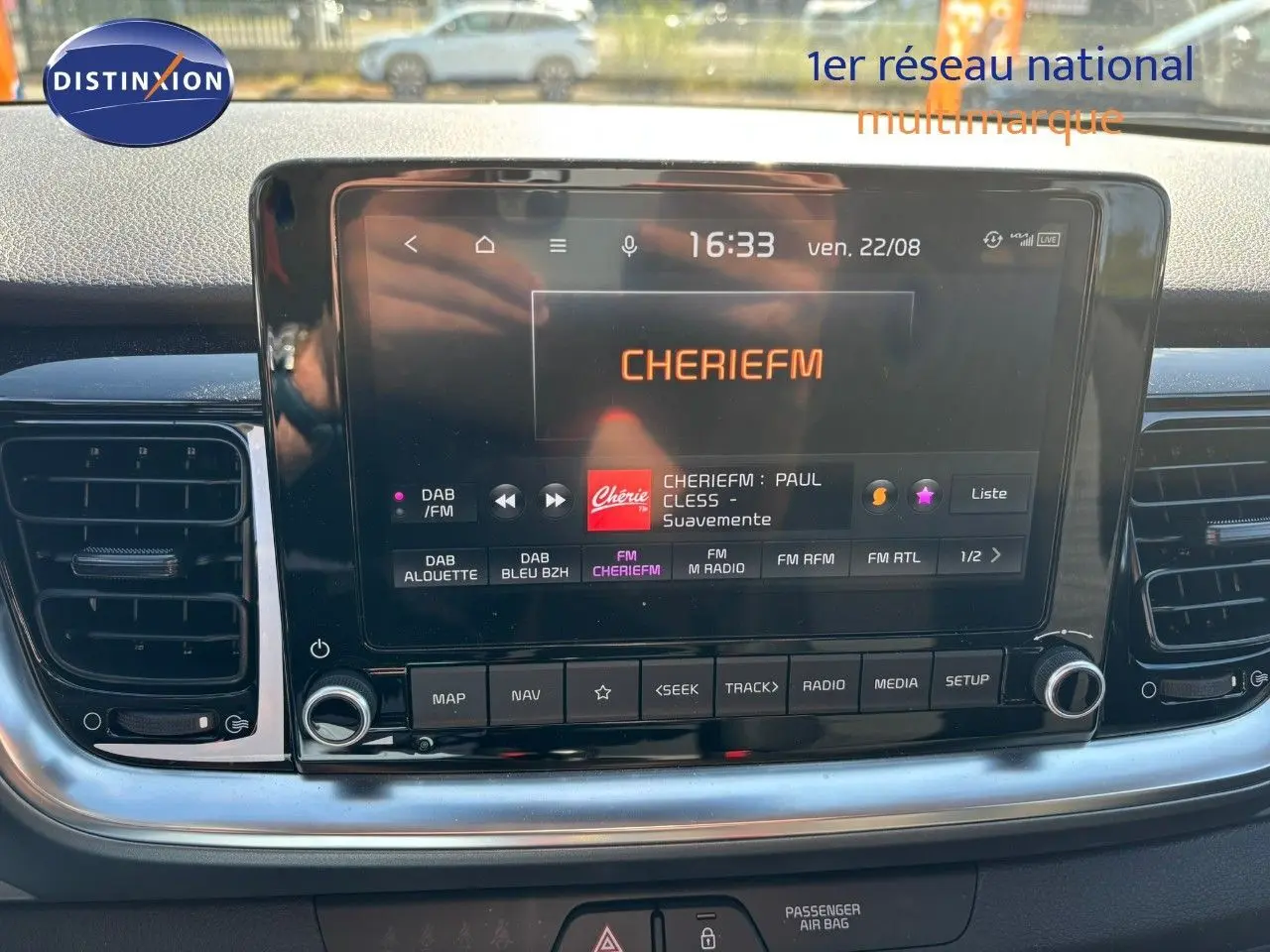 Écran tactile central affichant la radio CHERIEFM dans l'habitacle d'une KIA STONIC 1.0 T-GDI 100 ACTIVE.