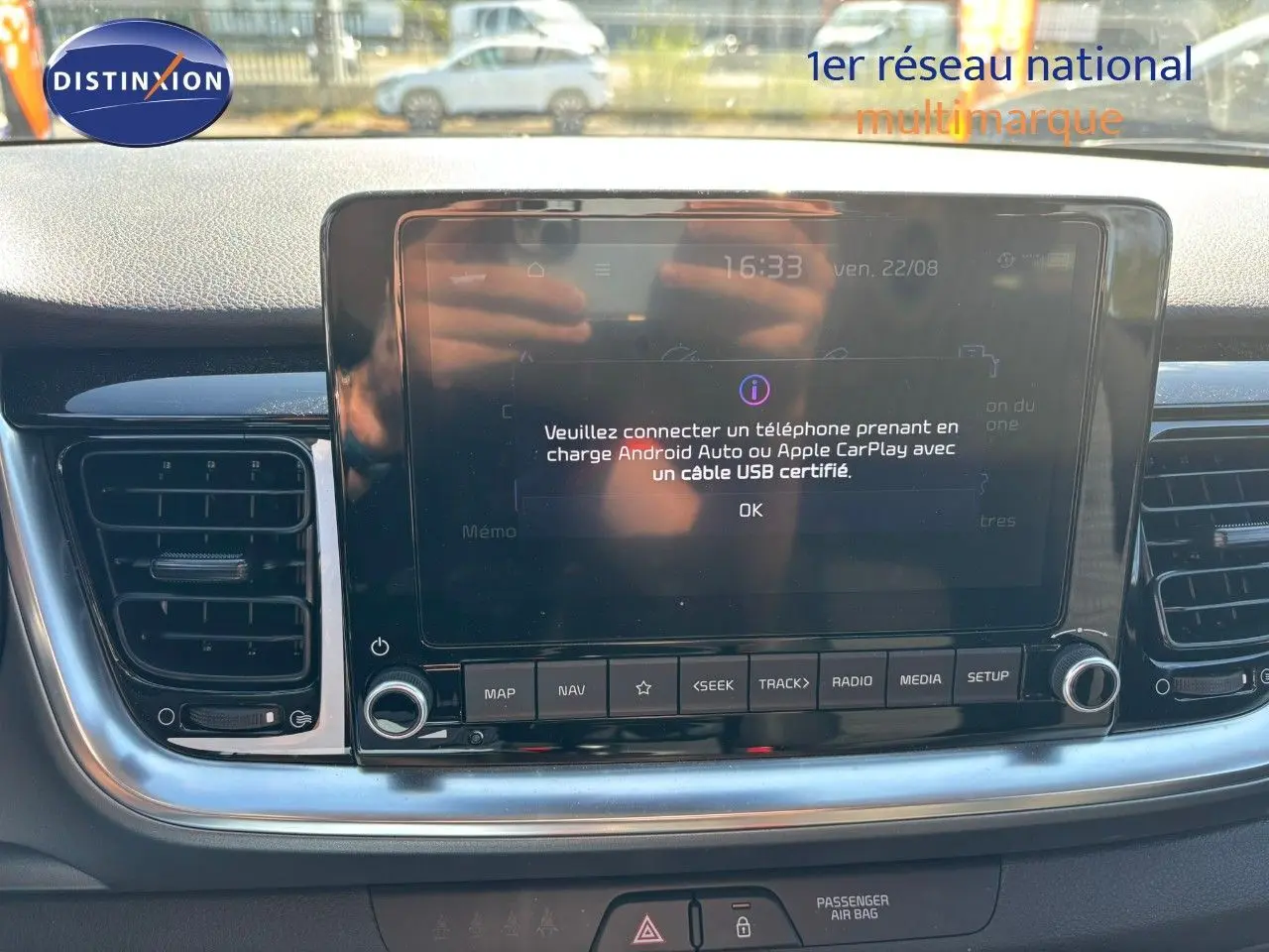 Vue rapprochée de l'écran tactile central du tableau de bord du Kia Stonic gris météore, avec commandes multimédia visibles.