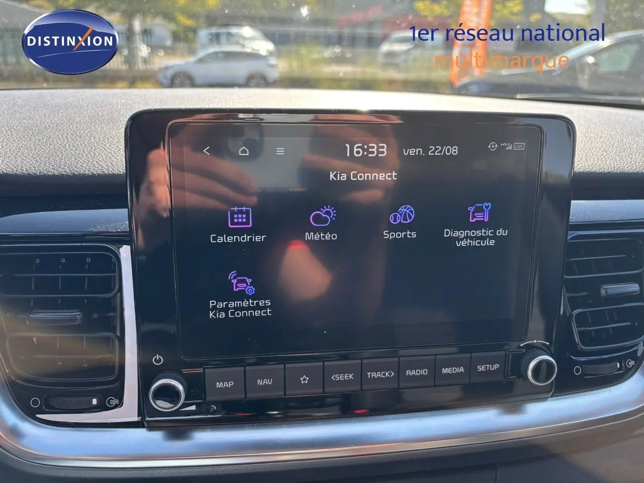 Écran tactile central du tableau de bord du Kia Stonic gris météore 2024 affichant le menu Kia Connect.