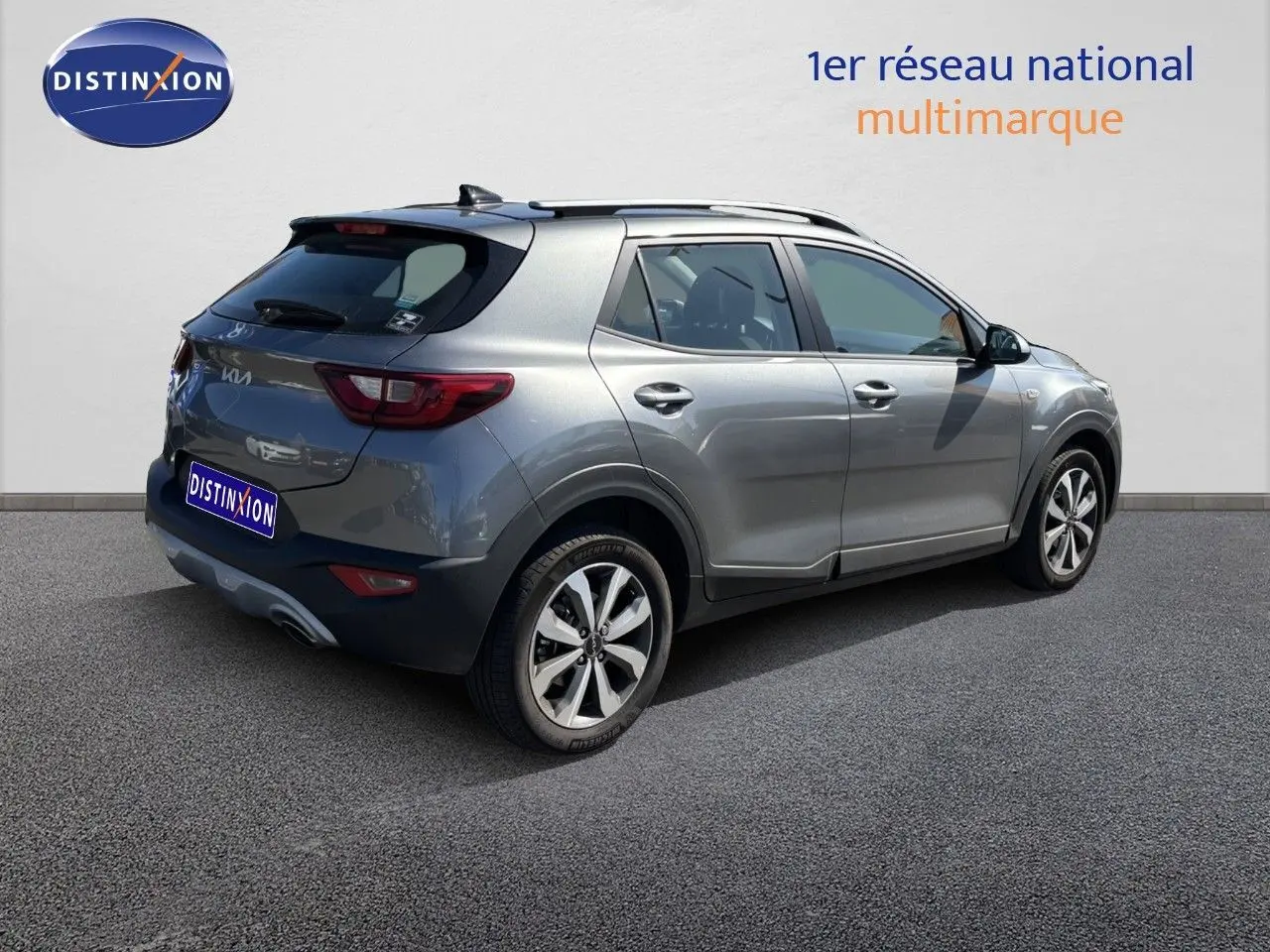KIA Stonic gris météore vu de trois quarts arrière droit, soulignant ses lignes modernes et ses jantes bi-ton.