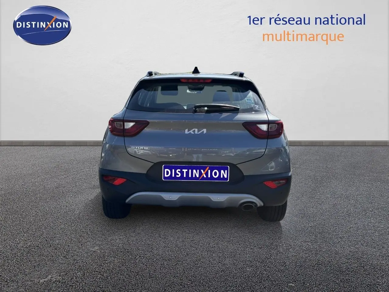 Vue arrière d'un KIA STONIC gris météore 2024 avec feux arrière LED et logo KIA centré sur le hayon.