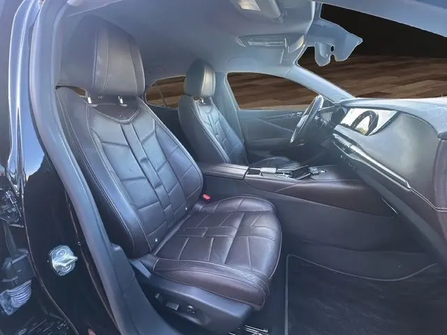 Intérieur noir du DS4 2022 vu côté conducteur, sièges cuir avec coutures apparentes et tableau de bord moderne.