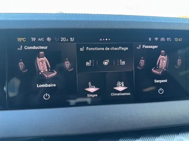 Écran tactile intérieur du DS4 2022 montrant les réglages de chauffage des sièges conducteur et passager en cuir noir.