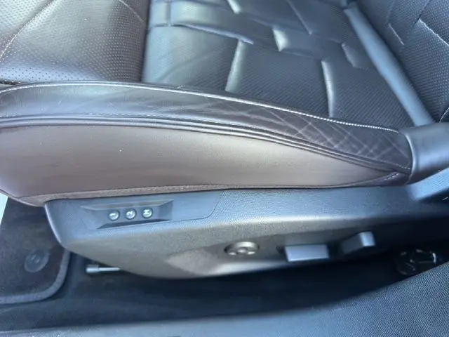 Gros plan sur le siège conducteur en cuir noir du DS4 2022, mettant en valeur les commandes électriques de réglage.