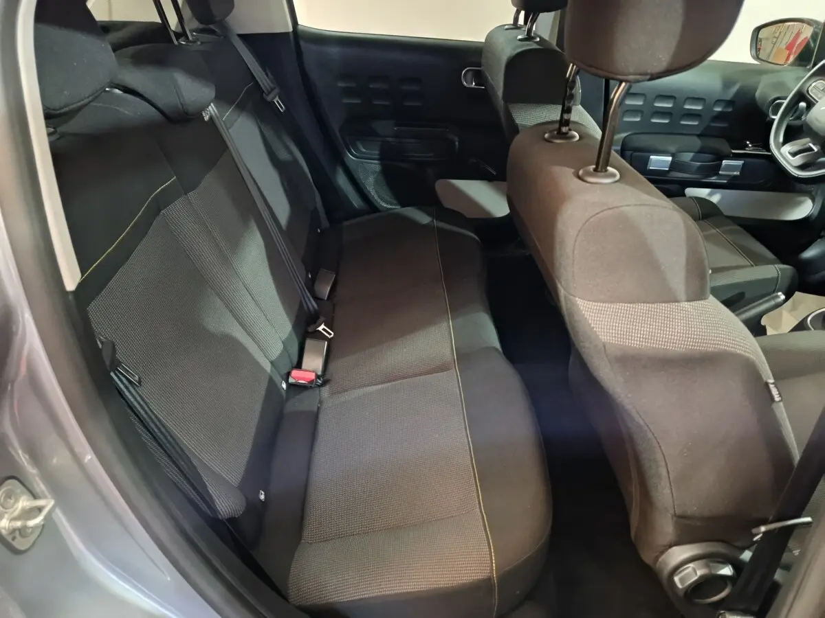 Vue intérieure côté arrière droit de la banquette noire avec surpiqûres jaunes de la Citroën C3 PureTech 83 BVM MAX 2024 gris foncé.