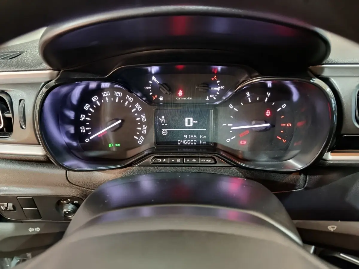 Tableau de bord de Citroën C3 PureTech 83 BVM MAX 2024, vue frontale centrée sur les compteurs numériques et analogiques.