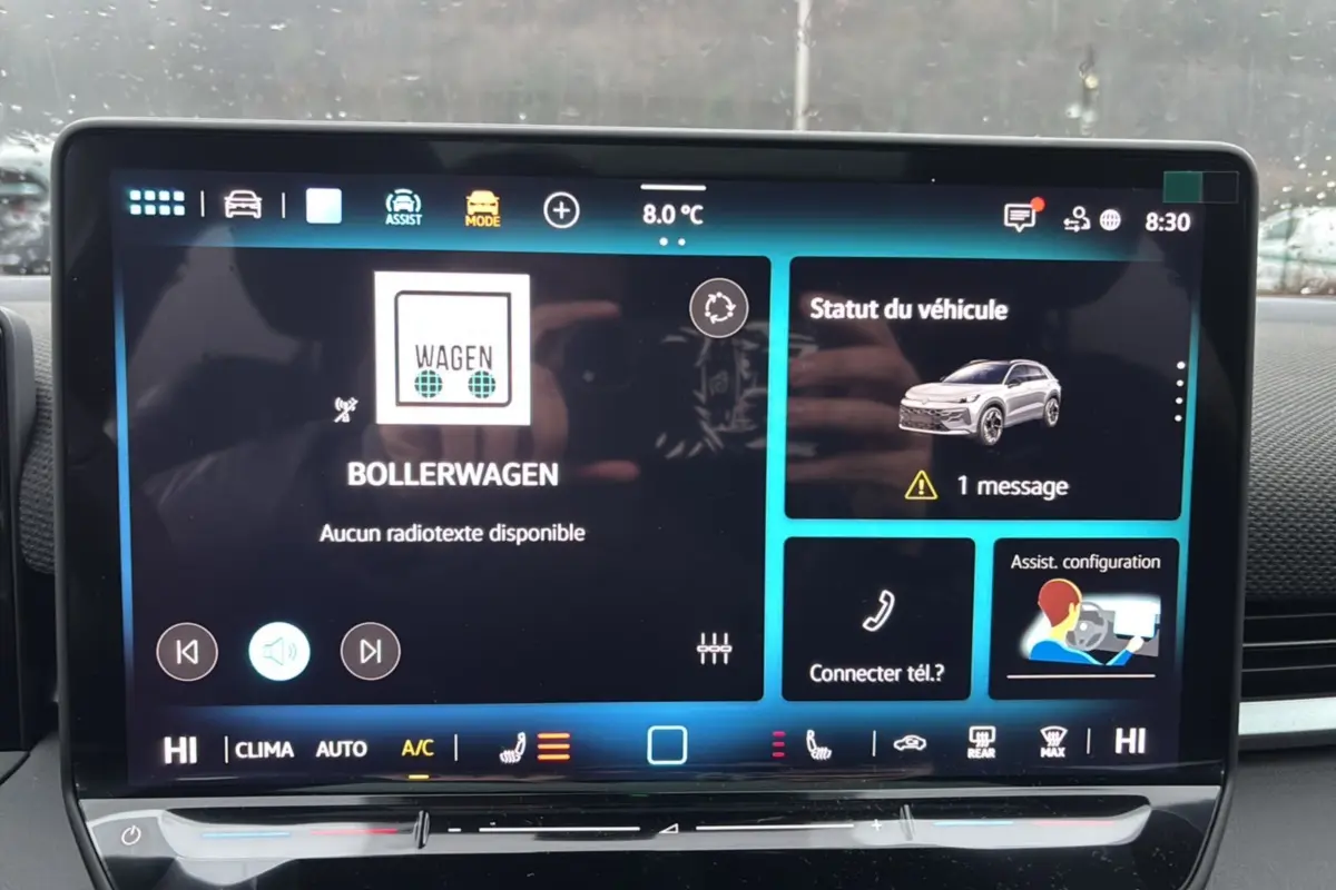 Écran tactile central du Volkswagen T-Roc 2026 affichant le statut véhicule et options multimédia en intérieur.