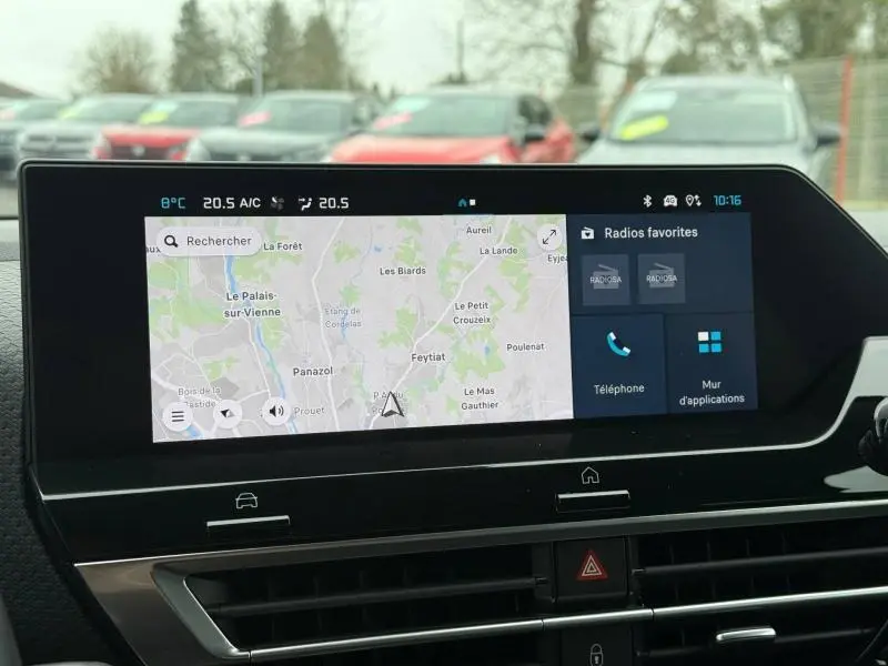 Écran tactile central du tableau de bord du Citroën C4 X 2024 affichant la navigation et les radios favorites.