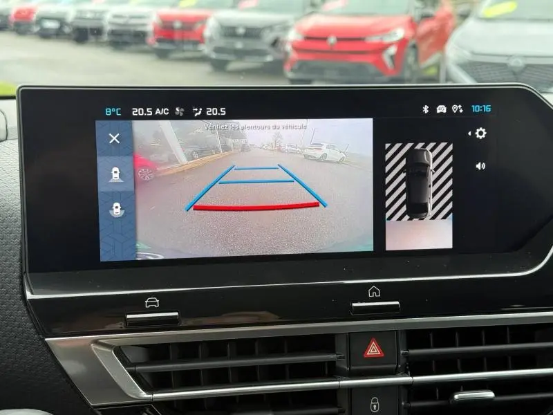 Écran intérieur montrant la caméra de recul et l’aide au stationnement du Citroën C4 X gris 2024.