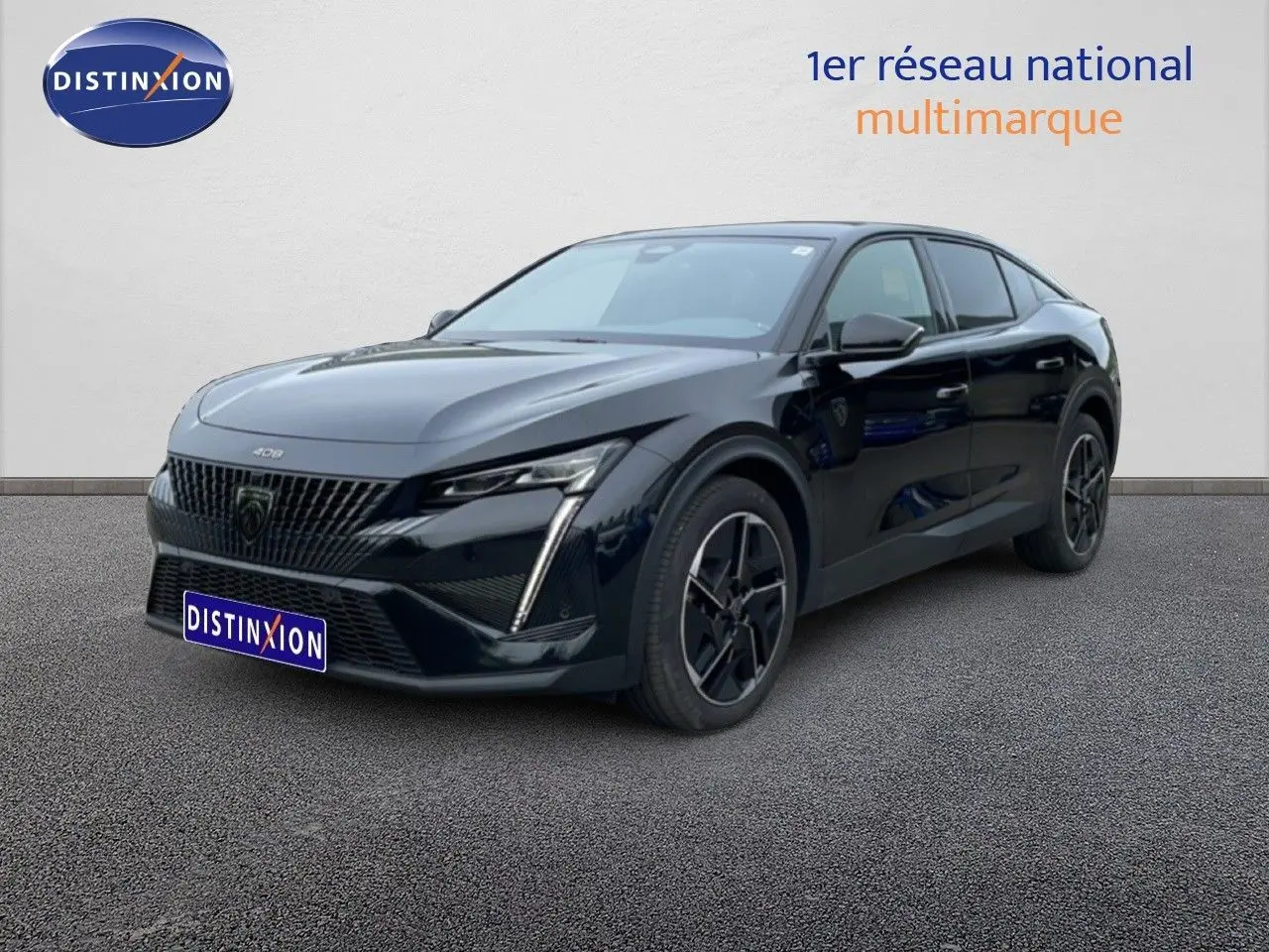 Peugeot 408 Hybrid 145ch GT noir métal en 3/4 avant droit, avec calandre distinctive et feux LED verticaux.