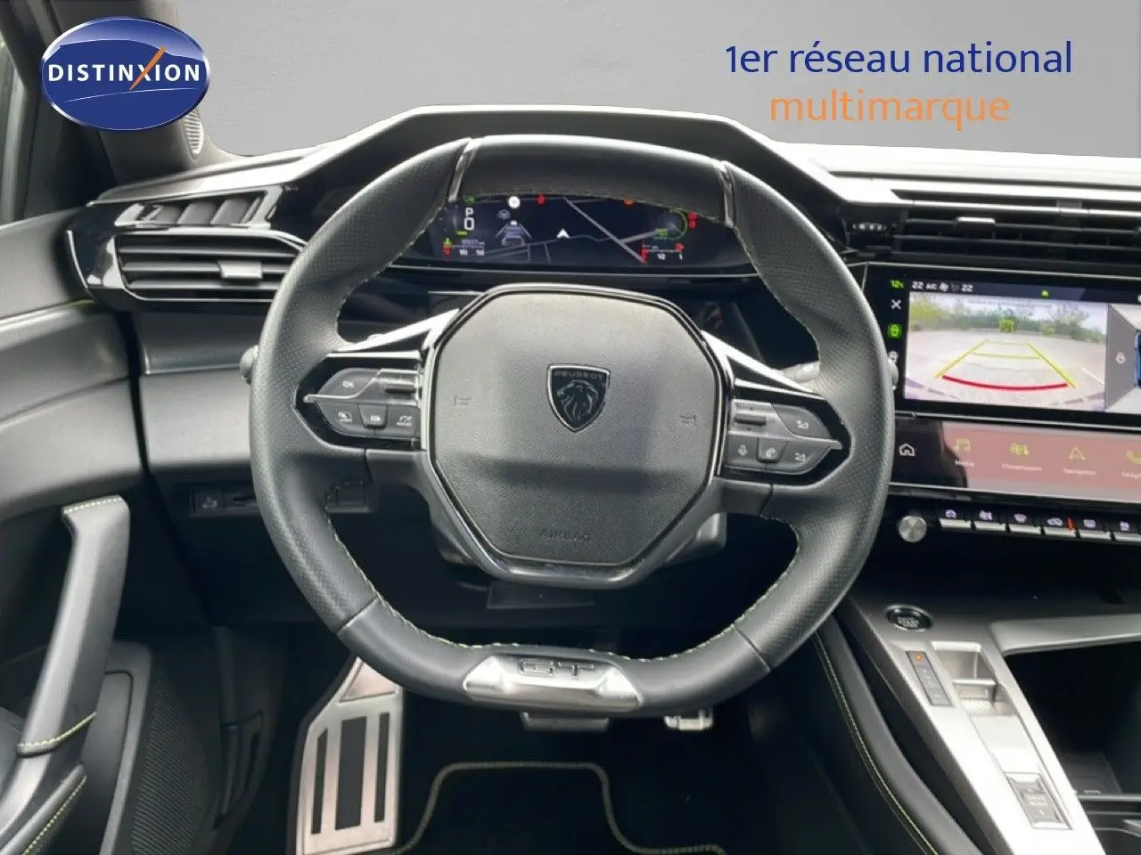 Vue intérieure centrée sur le volant cuir noir et le tableau de bord numérique du Peugeot 408 Hybrid 145ch GT 2024.