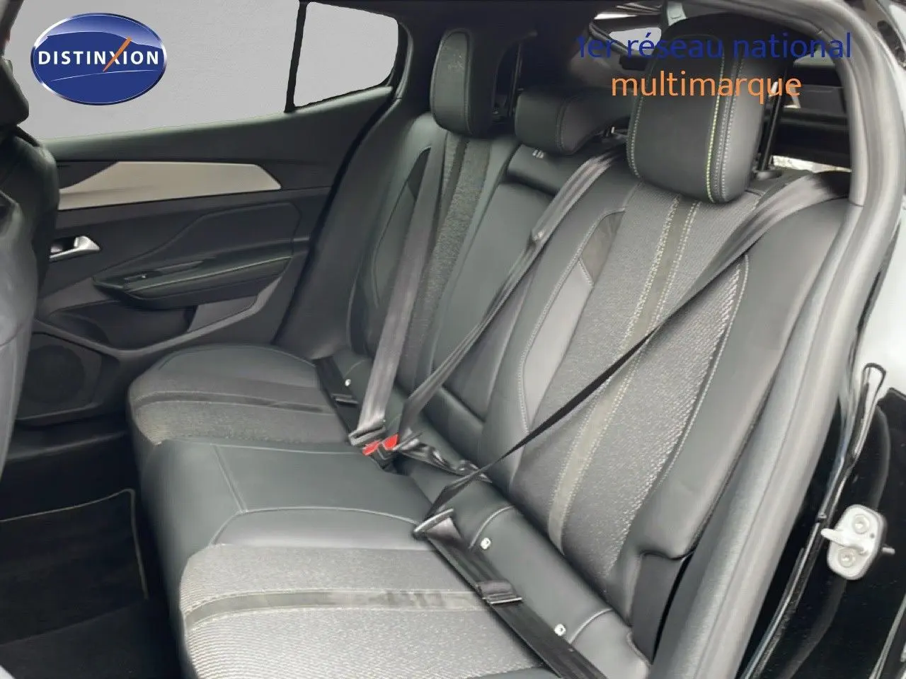 Vue intérieure côté droit des sièges arrière en cuir noir et tissu gris du Peugeot 408 HYBRID 145CH e-DCS6 GT 2024.