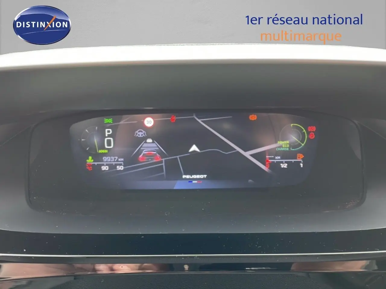 Affichage numérique du tableau de bord du Peugeot 408 Hybrid 145ch GT, vue frontale sur l'écran de conduite.