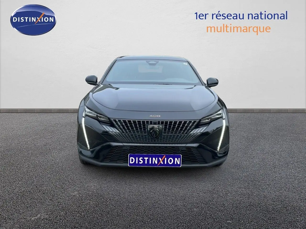 Vue avant centrée de la Peugeot 408 Hybrid 145ch GT noir métal avec feux LED en forme de griffes allumés.