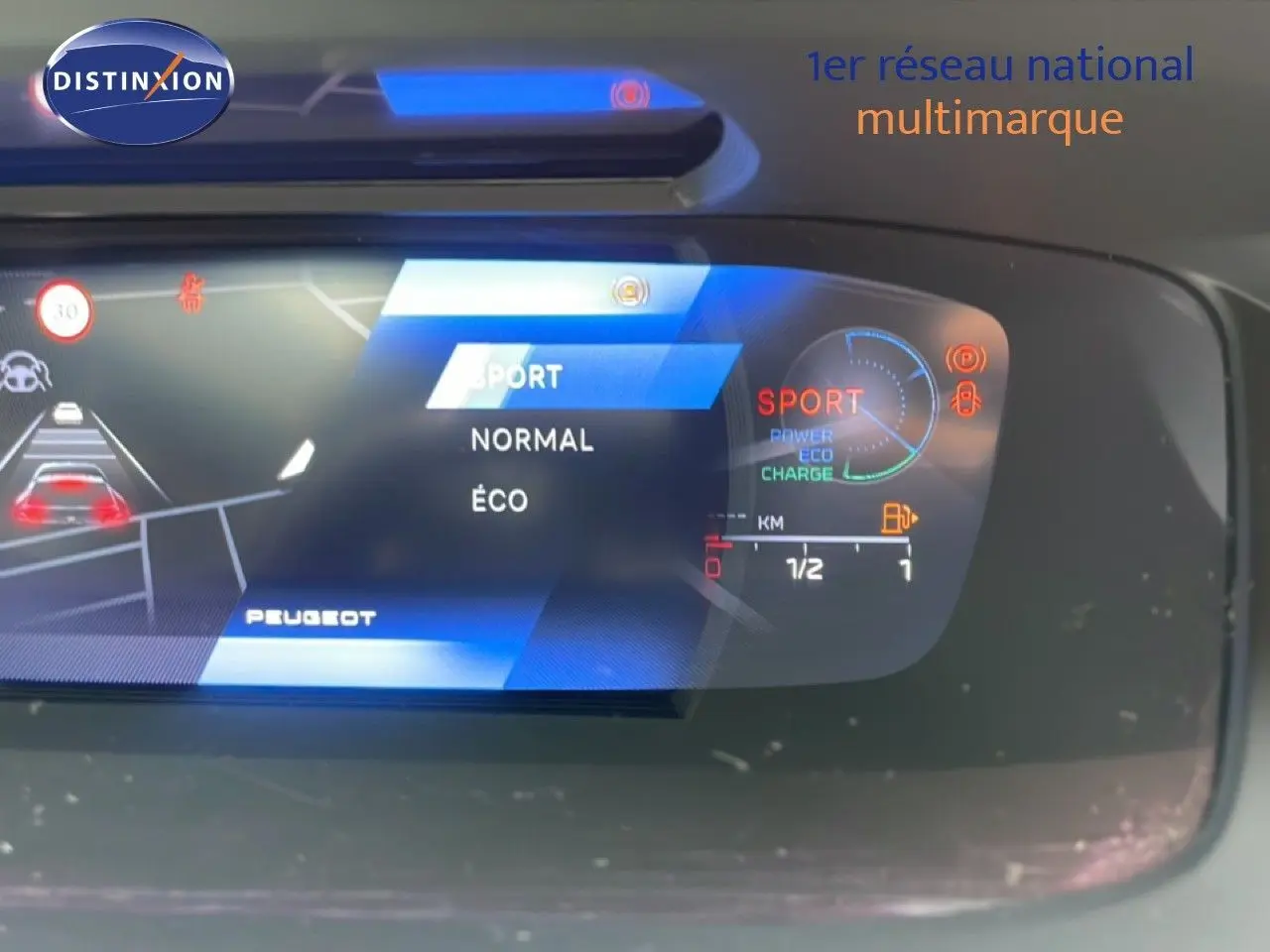 Affichage numérique du tableau de bord du Peugeot 408 Hybrid 145ch GT montrant les modes de conduite Sport, Normal et Éco.