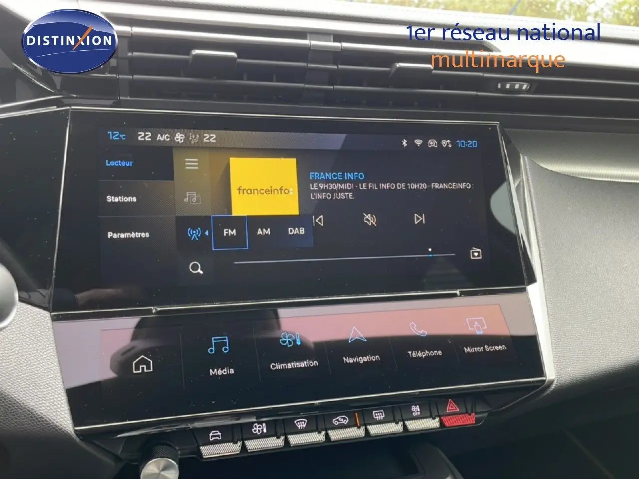 Vue rapprochée de l’écran tactile central du tableau de bord de la Peugeot 408 Hybrid noire, affichant les options multimédia et climatisation.