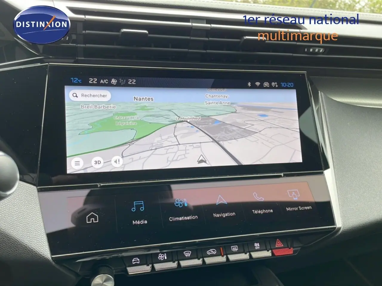 Vue rapprochée de l’écran tactile central du tableau de bord du Peugeot 408 noir métal, affichant la navigation.