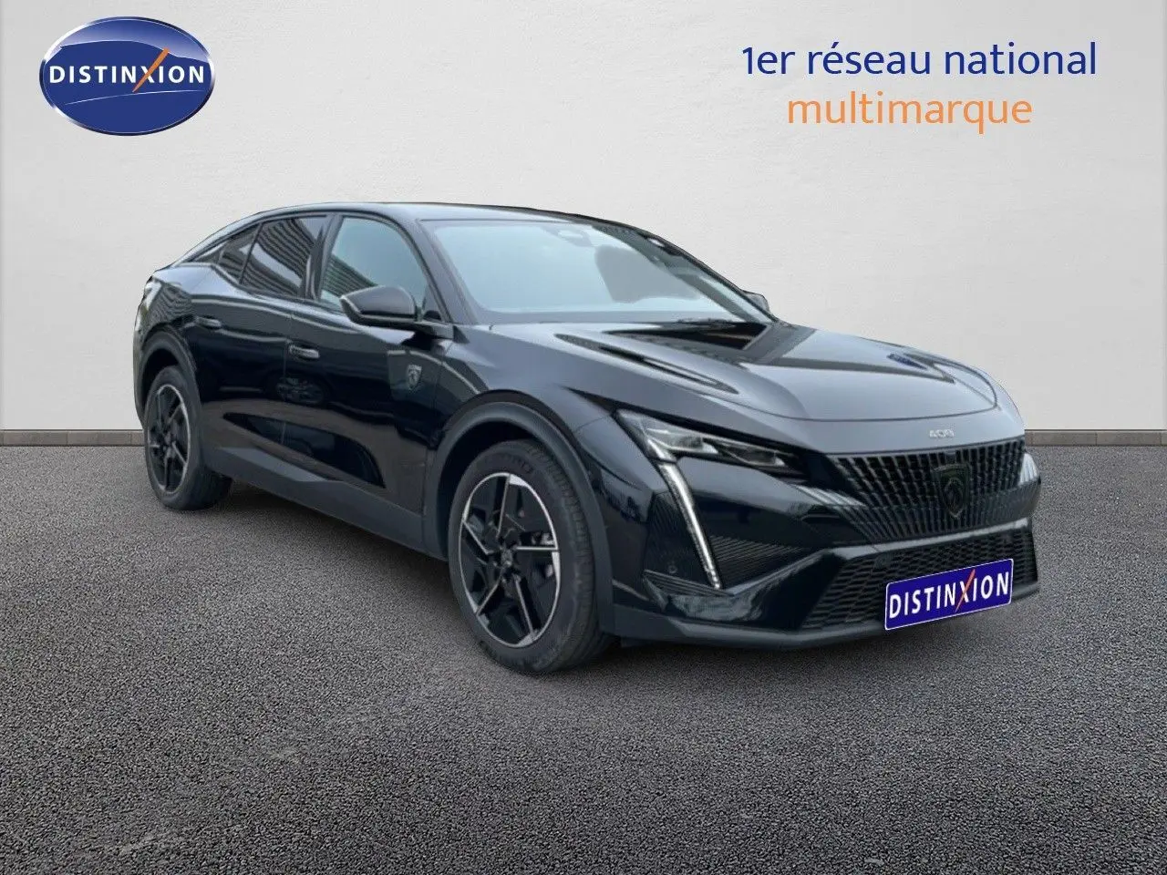 Peugeot 408 Hybrid 145ch GT noir métal vue 3/4 avant mettant en valeur ses lignes dynamiques et ses jantes noires.