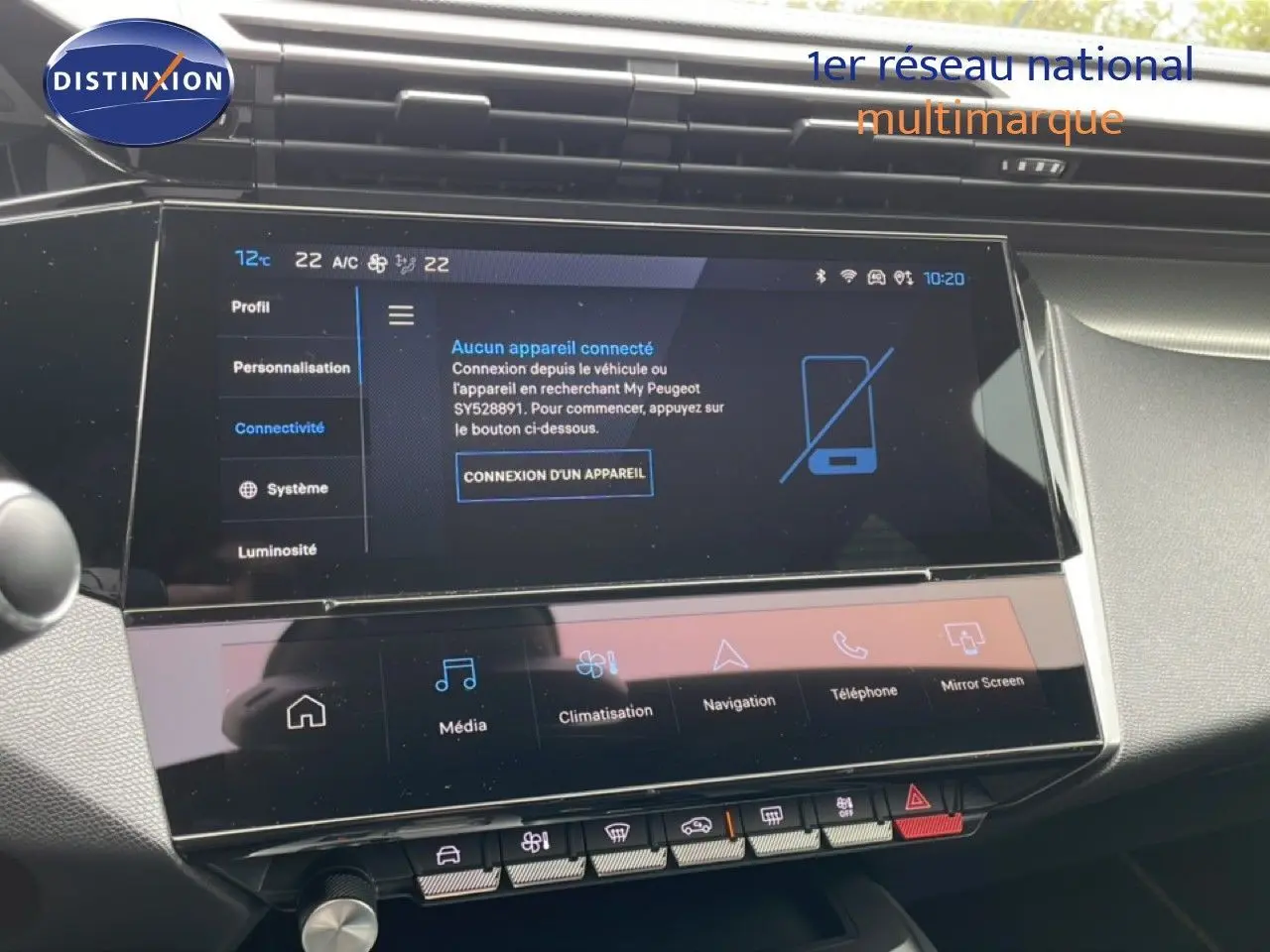 Écran tactile central du tableau de bord du Peugeot 408 Hybrid 145ch GT, affichant les options de connectivité et climatisation.