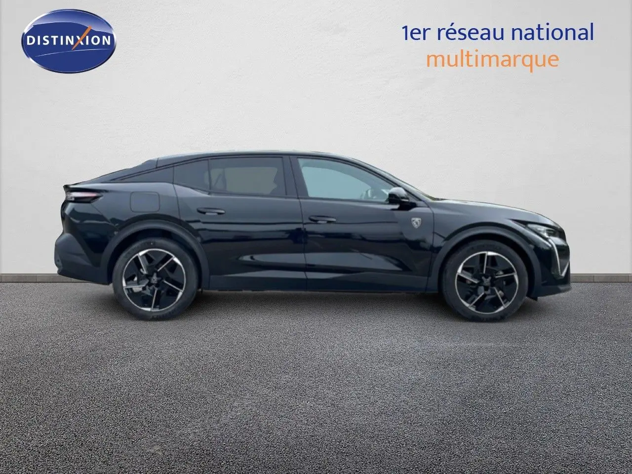 Peugeot 408 Hybrid noir métal en profil droit, soulignant ses jantes noires et son design dynamique 2024.