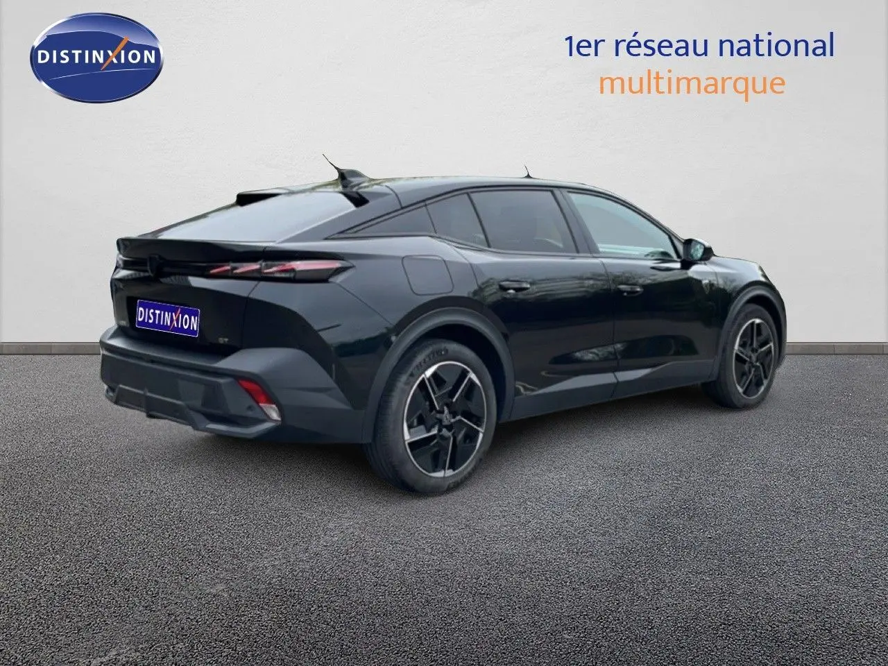 Peugeot 408 Hybrid 145ch GT noir métal vue 3/4 arrière droit avec jantes noires et lignes dynamiques.