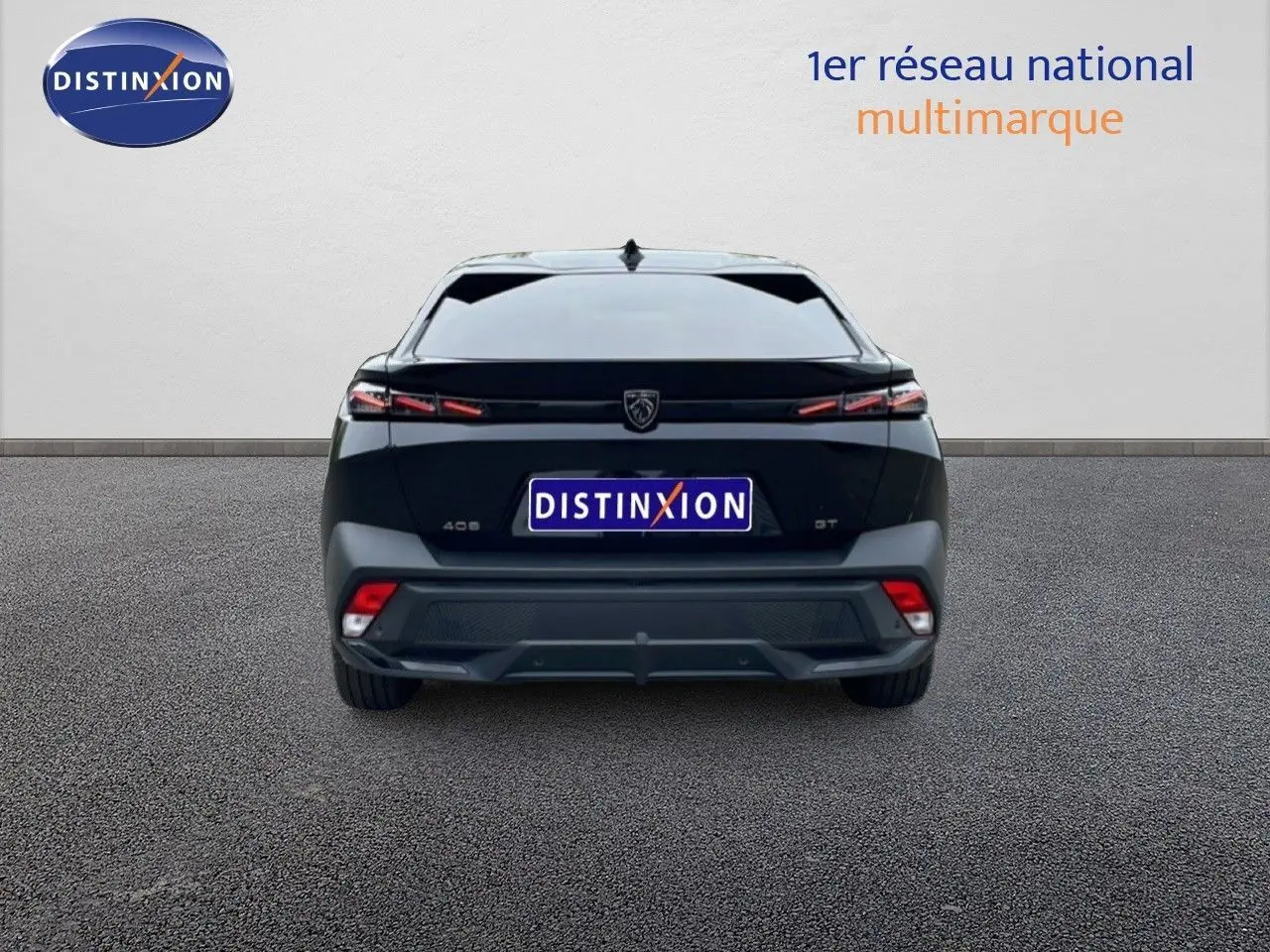 Vue arrière d'une Peugeot 408 Hybrid 145ch GT noire métal, mettant en valeur ses feux arrière fins et son design moderne.