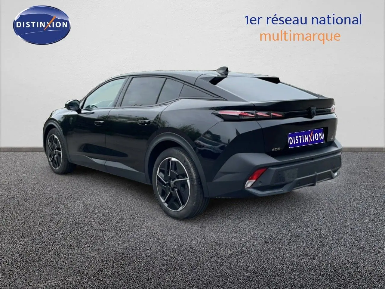 Vue 3/4 arrière droite d'une Peugeot 408 HYBRID 145CH GT noire métal avec jantes noires et feux arrière LED distinctifs.