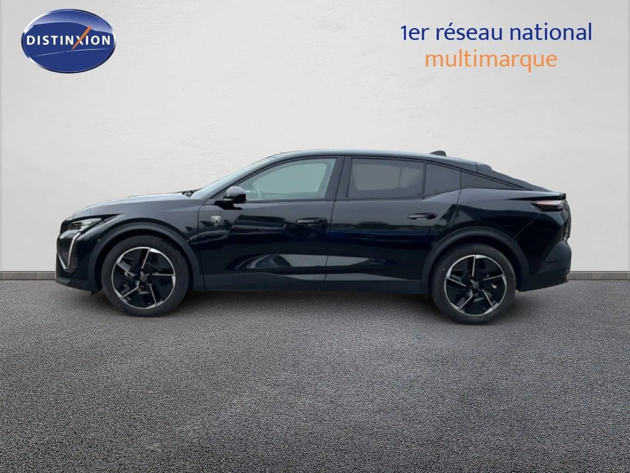 Profil droit d’une Peugeot 408 HYBRID 145CH e-DCS6 GT noire métal avec jantes noires et détails modernes.