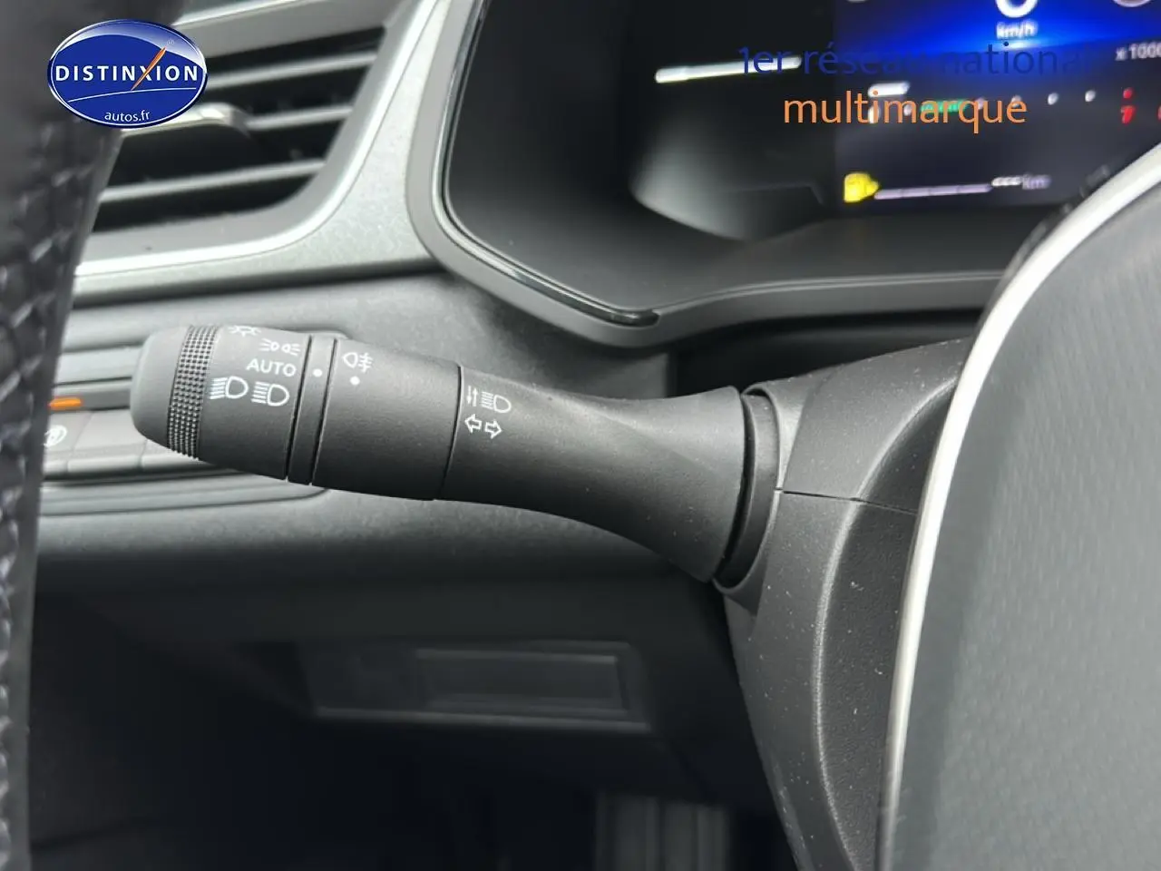 Gros plan sur la commande des feux et clignotants à gauche du volant du Renault Captur gris rafale 2025.