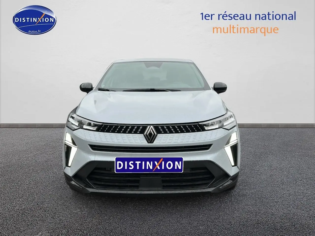Vue avant du Renault Captur 1.0 TCe 90 Techno gris rafale avec feux LED et calandre noire distinctive.