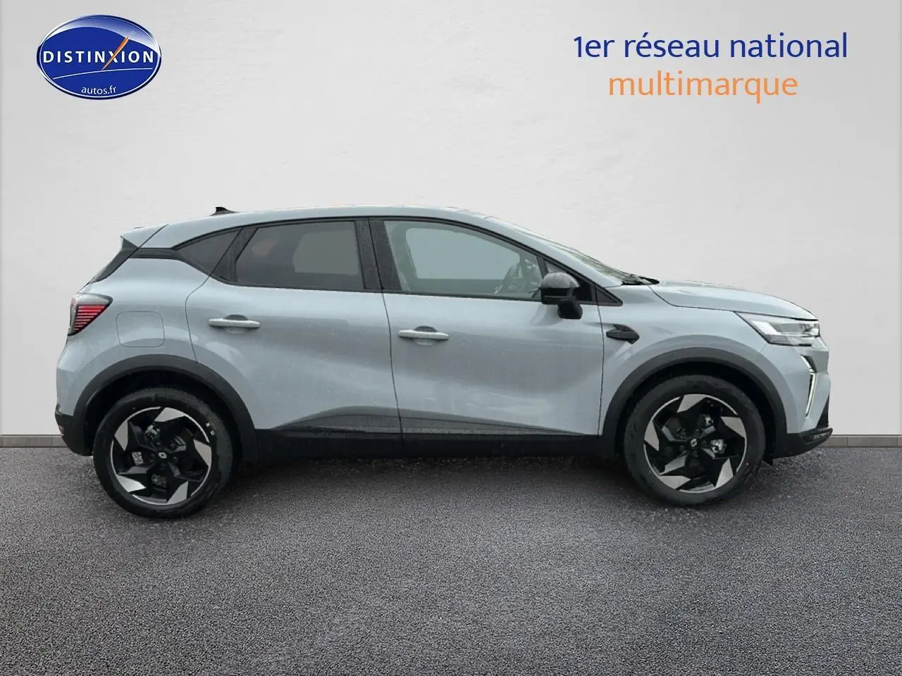 Profil côté gauche du Renault Captur gris rafale 2025 avec jantes alliage noires et toit noir contrasté.