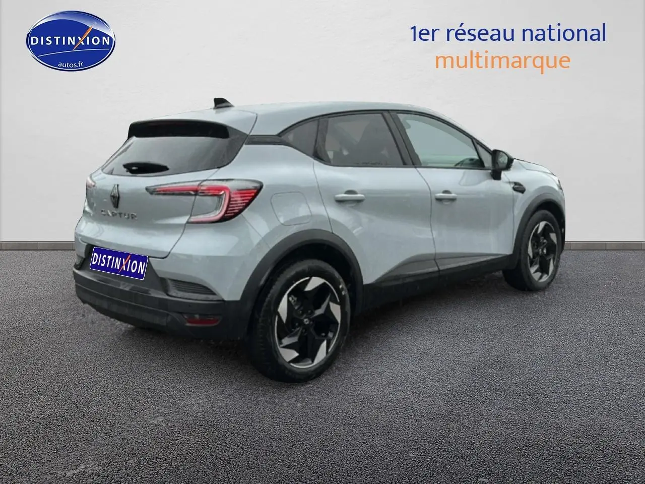 Vue 3/4 arrière droite d'un Renault Captur gris rafale avec jantes alu noires et vitres arrière surteintées.
