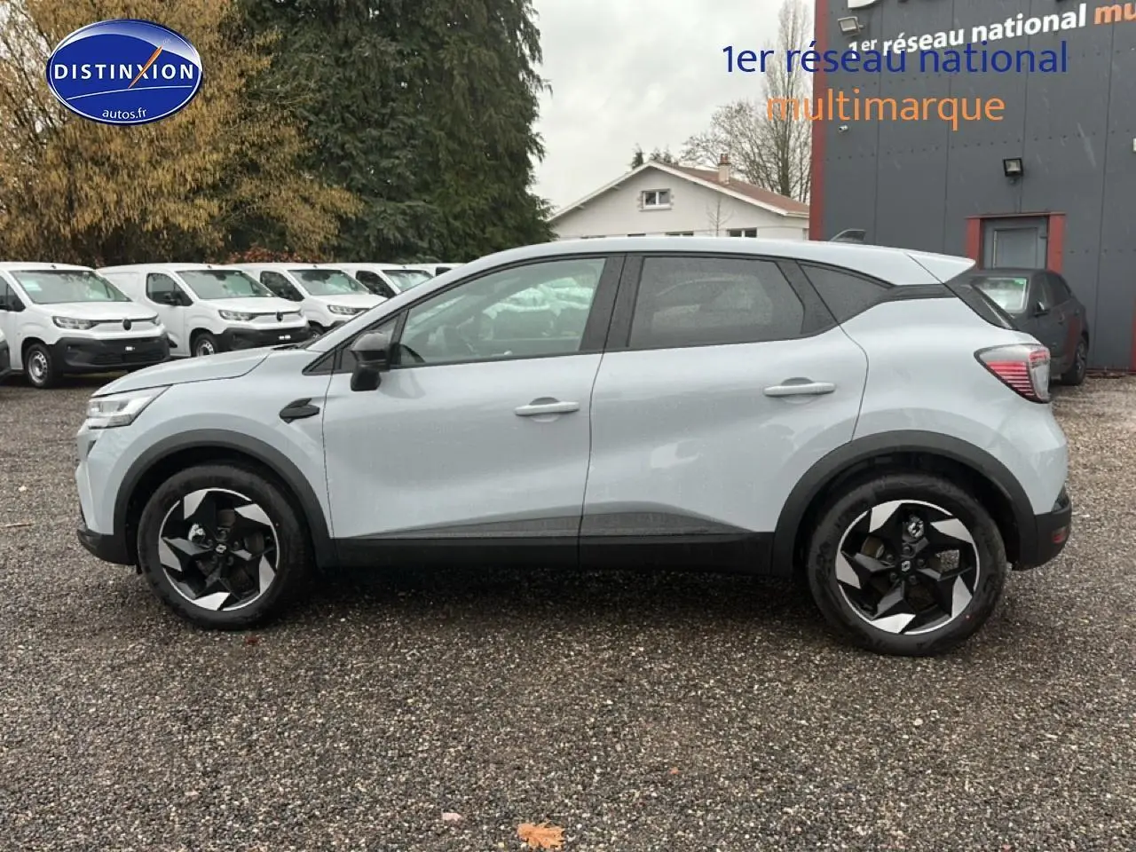 Profil côté gauche du Renault Captur gris rafale 2025 avec jantes alliage et toit noir contrasté.