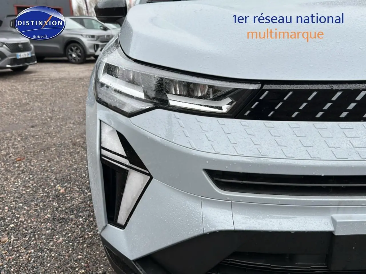 Gros plan sur l'avant droit gris rafale du Renault Captur 2025 avec feux LED et calandre moderne.