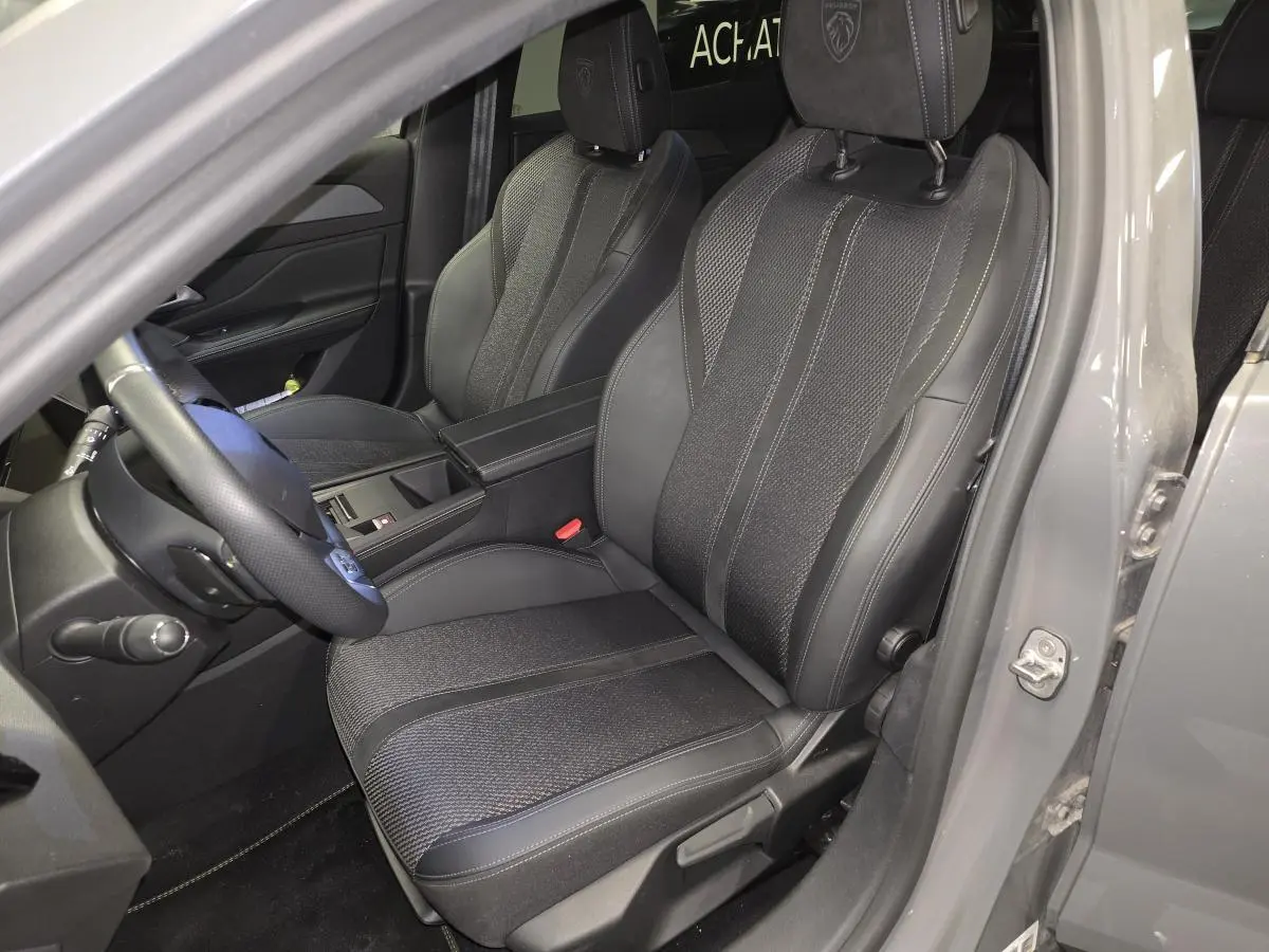 Vue intérieure côté conducteur du siège avant tissu et cuir noir d'une Peugeot 408 gris métallisé 2025.