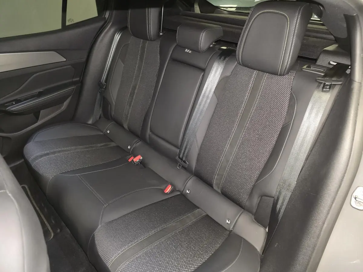 Banquette arrière en tissu et cuir noir avec surpiqûres, vue côté droit de la Peugeot 408 gris Selenium 2025.