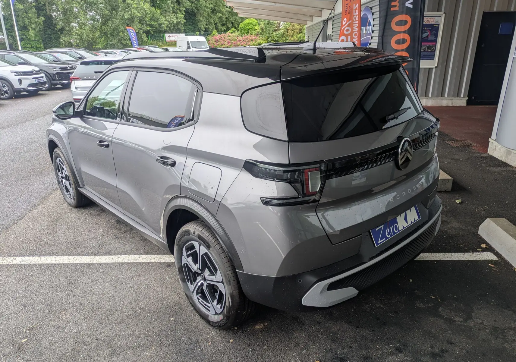 Vue 3/4 arrière droite d'une Citroën C3 Aircross 2026 gris Mercuy avec toit noir et jantes bi-ton.